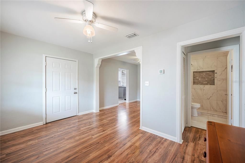 Activo con contrato: $220,000 (3 camas, 2 baños, 1036 Pies cuadrados)