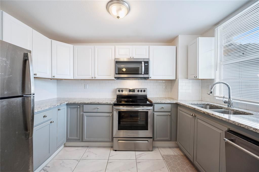 Activo con contrato: $220,000 (3 camas, 2 baños, 1036 Pies cuadrados)