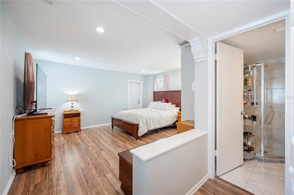 Activo con contrato: $220,000 (3 camas, 2 baños, 1036 Pies cuadrados)