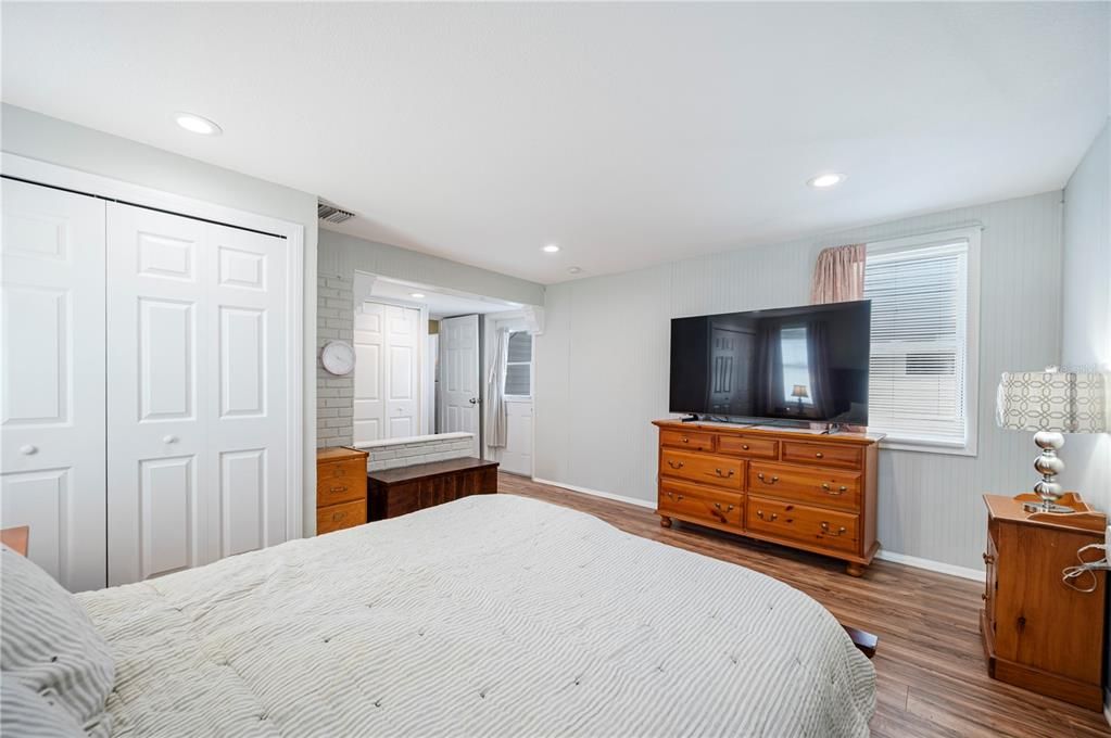 Activo con contrato: $220,000 (3 camas, 2 baños, 1036 Pies cuadrados)