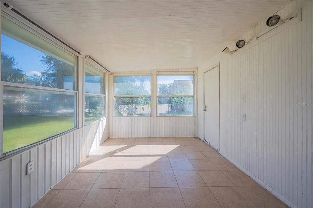 Activo con contrato: $220,000 (3 camas, 2 baños, 1036 Pies cuadrados)