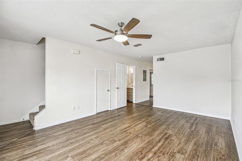 For Sale: $175,000 (2 beds, 1 baths, 958 Square Feet)