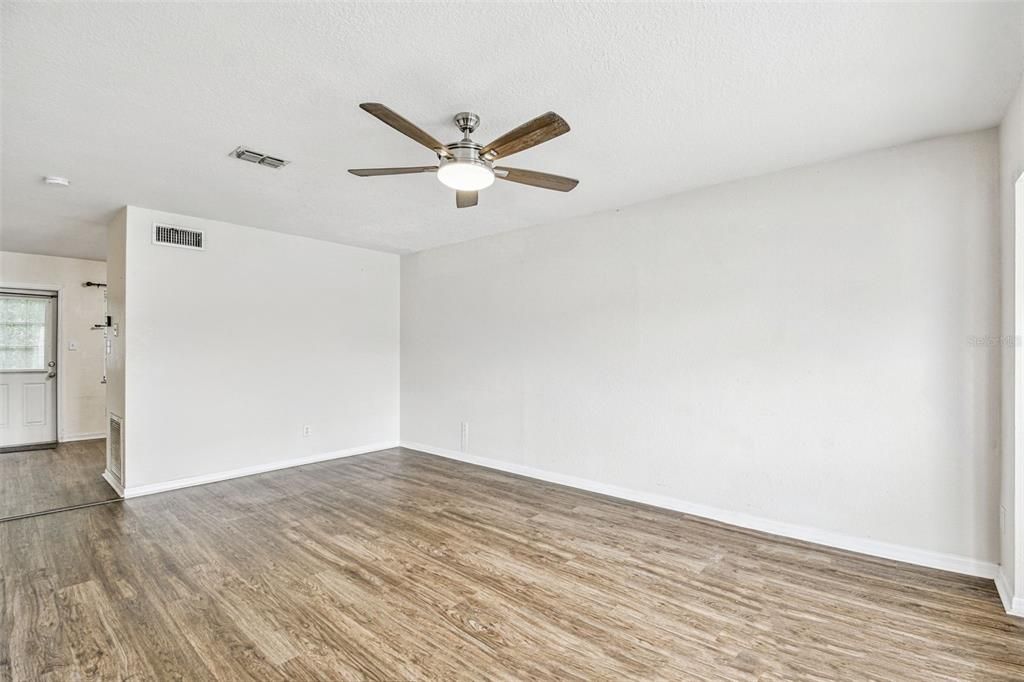 For Sale: $175,000 (2 beds, 1 baths, 958 Square Feet)