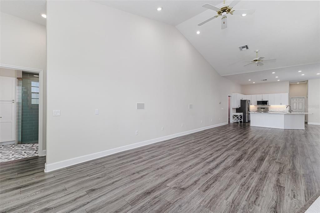 Под контрактом: $624,950 (4 спален, 3 ванн, 2718 Квадратных фут)