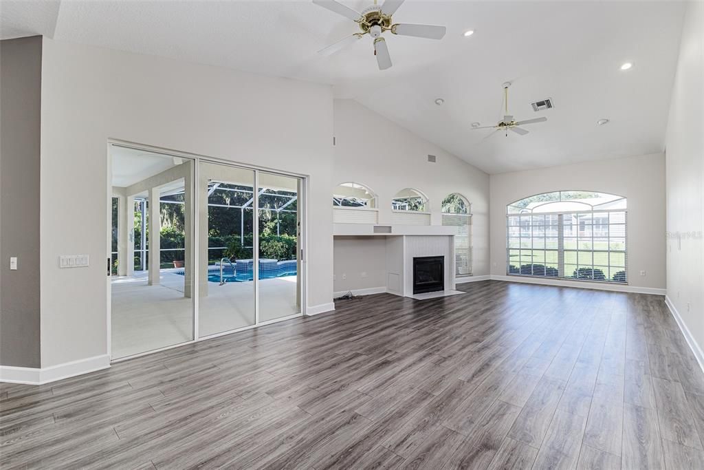 Под контрактом: $624,950 (4 спален, 3 ванн, 2718 Квадратных фут)