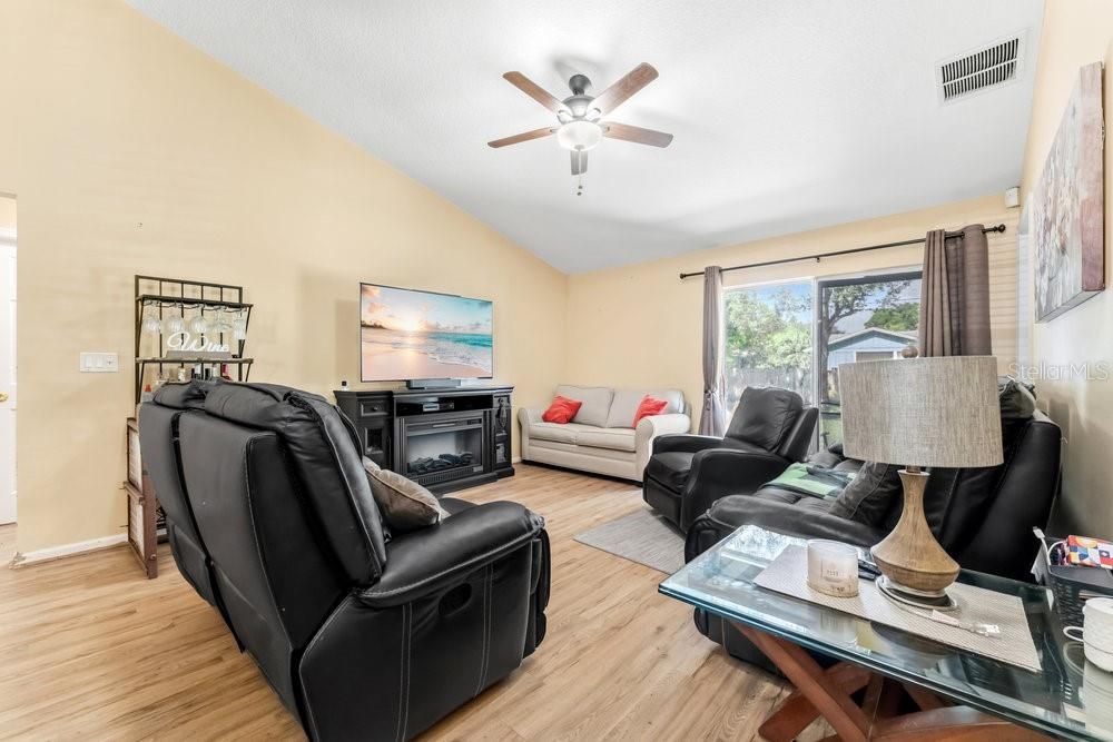 На продажу: $330,000 (3 спален, 2 ванн, 1211 Квадратных фут)