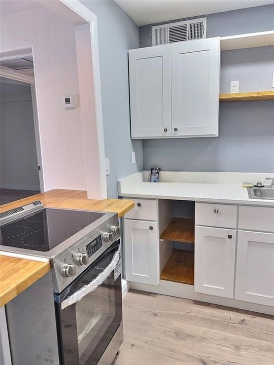 For Sale: $136,000 (1 beds, 1 baths, 607 Square Feet)