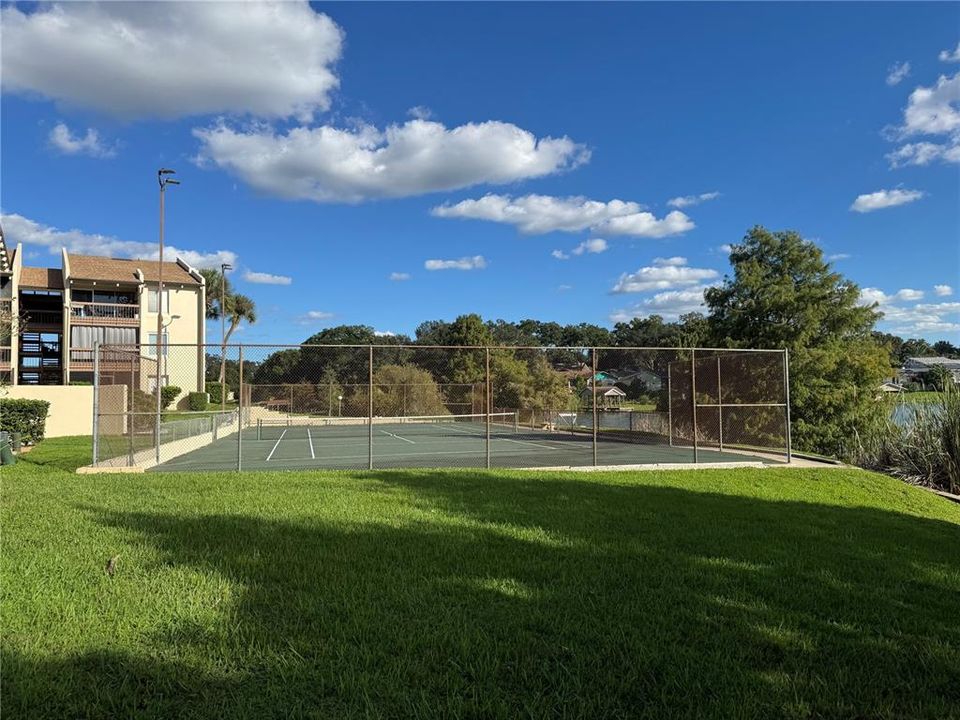 For Sale: $136,000 (1 beds, 1 baths, 607 Square Feet)