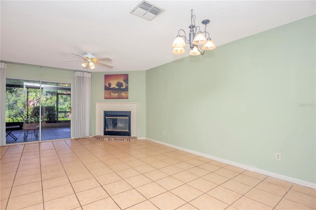 待售: $225,000 (2 贝兹, 2 浴室, 1184 平方英尺)