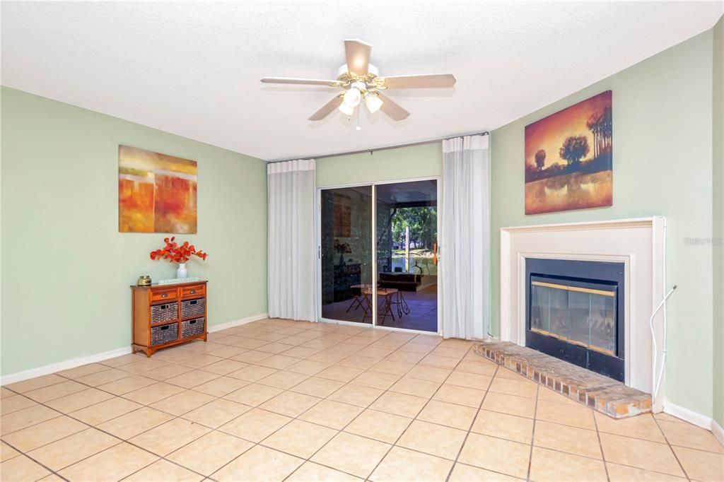 待售: $225,000 (2 贝兹, 2 浴室, 1184 平方英尺)