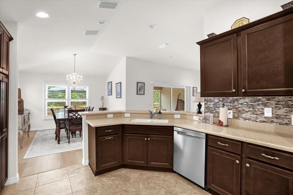 Под контрактом: $335,000 (3 спален, 2 ванн, 1916 Квадратных фут)