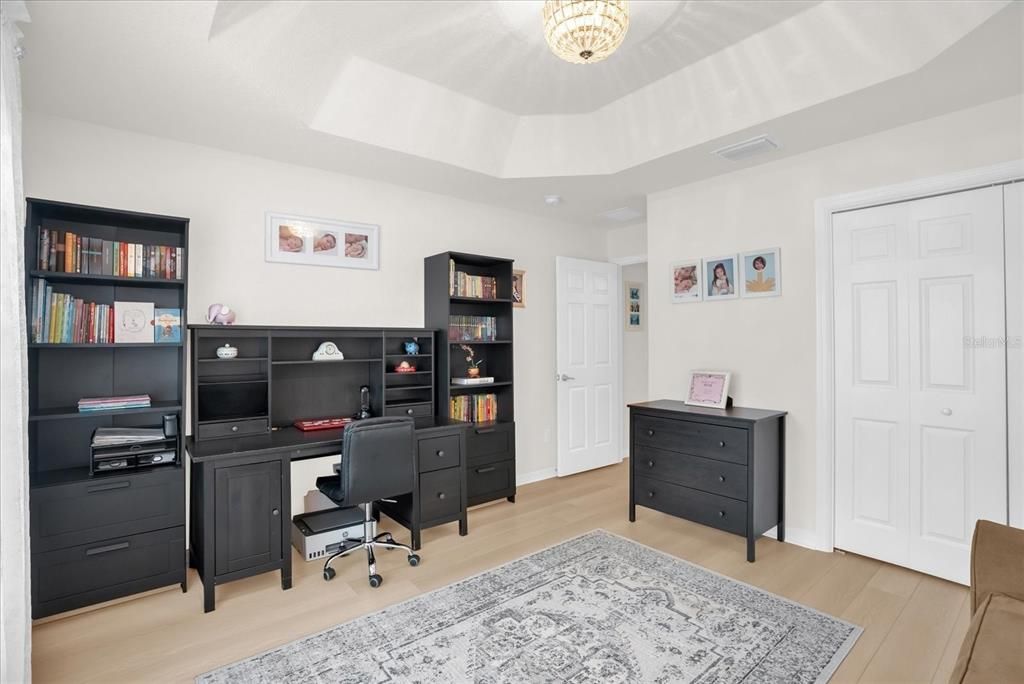 Под контрактом: $335,000 (3 спален, 2 ванн, 1916 Квадратных фут)