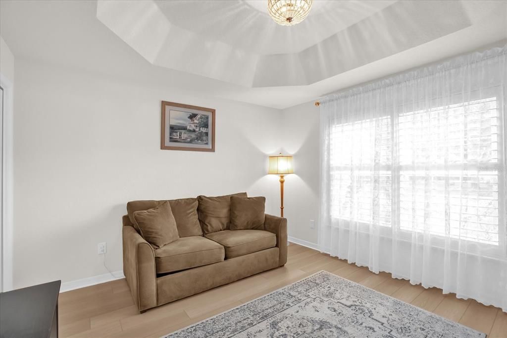 Под контрактом: $335,000 (3 спален, 2 ванн, 1916 Квадратных фут)