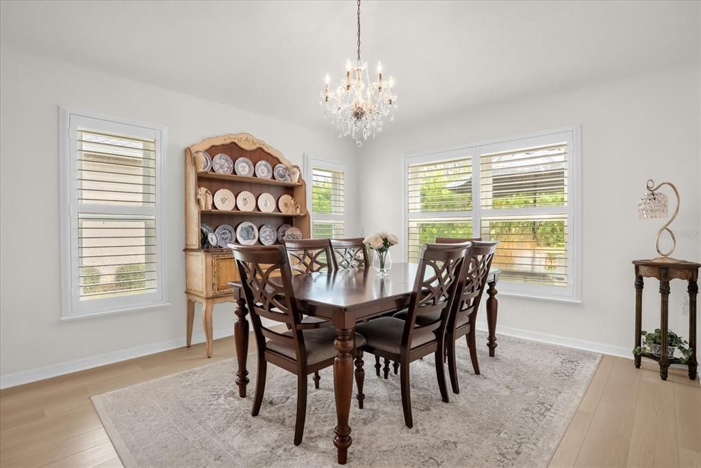 Под контрактом: $335,000 (3 спален, 2 ванн, 1916 Квадратных фут)