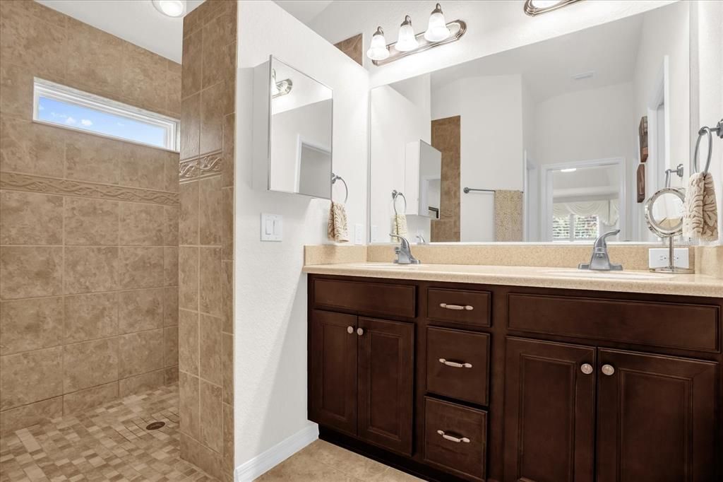 Под контрактом: $335,000 (3 спален, 2 ванн, 1916 Квадратных фут)