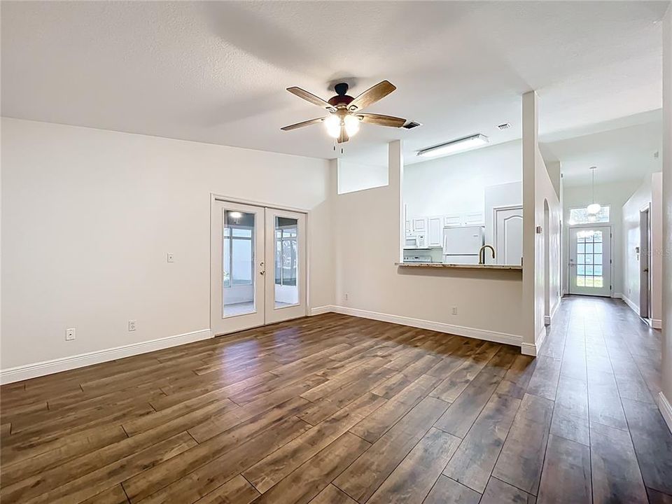 For Sale: $279,000 (2 beds, 2 baths, 1124 Square Feet)