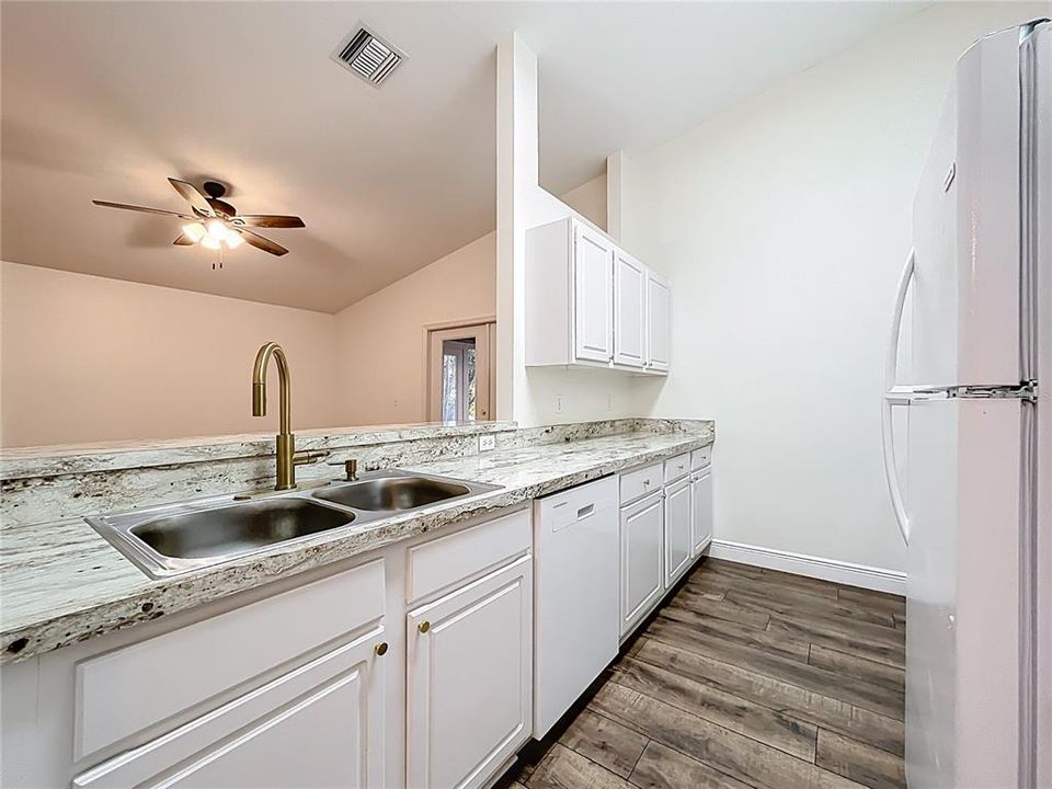For Sale: $279,000 (2 beds, 2 baths, 1124 Square Feet)