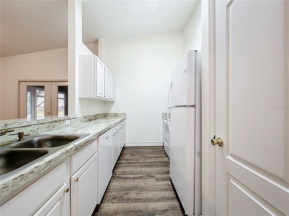 For Sale: $279,000 (2 beds, 2 baths, 1124 Square Feet)