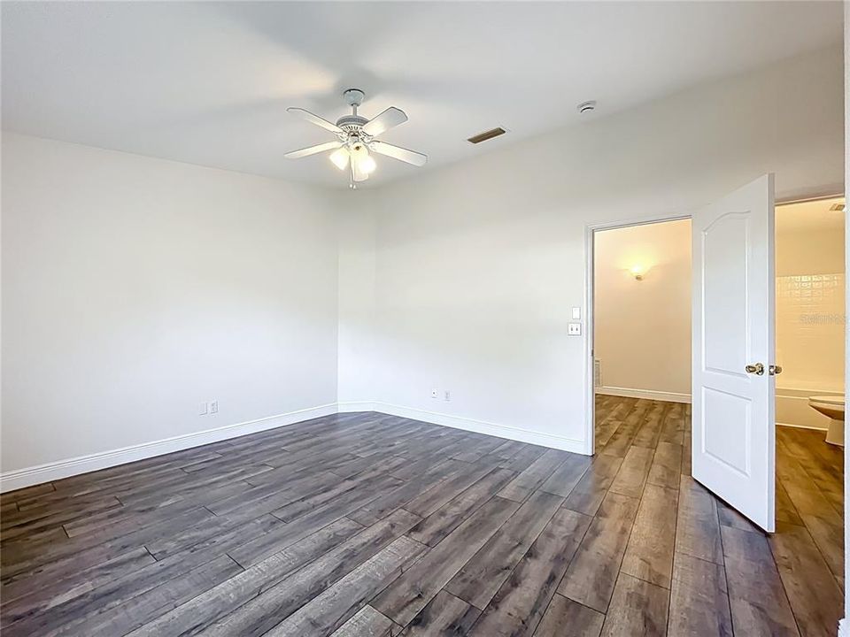 For Sale: $279,000 (2 beds, 2 baths, 1124 Square Feet)