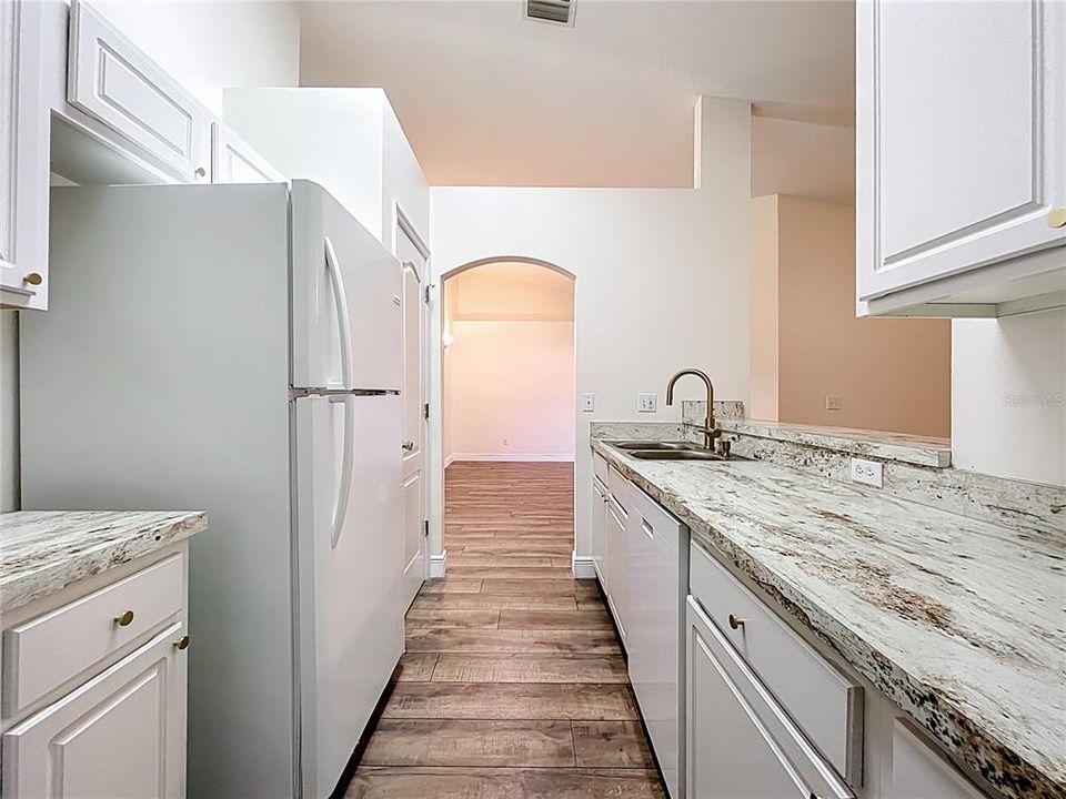 For Sale: $279,000 (2 beds, 2 baths, 1124 Square Feet)