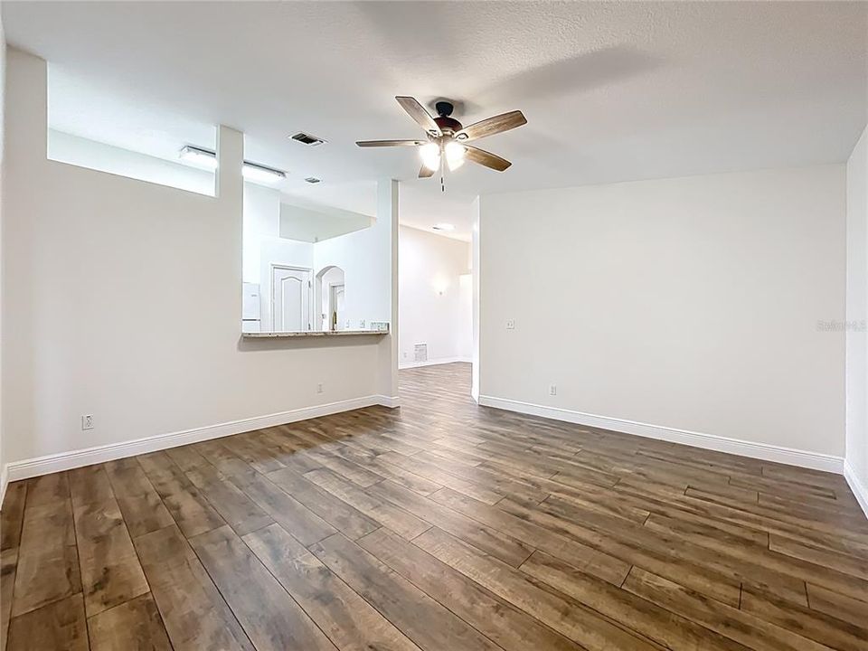 For Sale: $279,000 (2 beds, 2 baths, 1124 Square Feet)