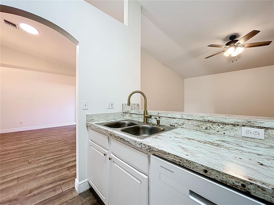 For Sale: $279,000 (2 beds, 2 baths, 1124 Square Feet)