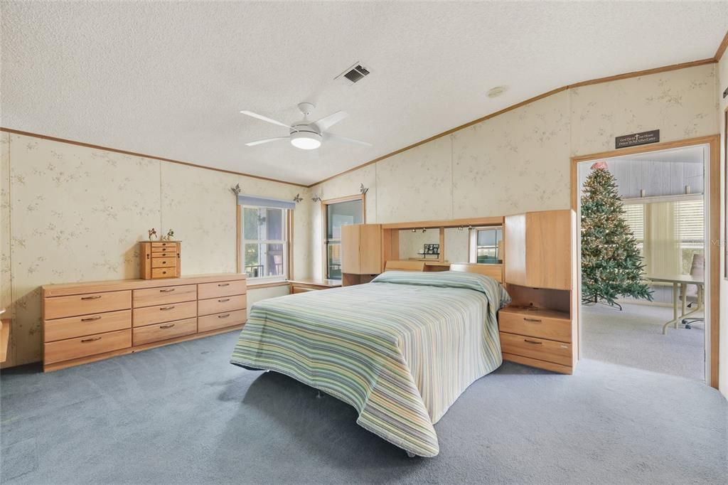 Под контрактом: $215,000 (2 спален, 2 ванн, 1456 Квадратных фут)