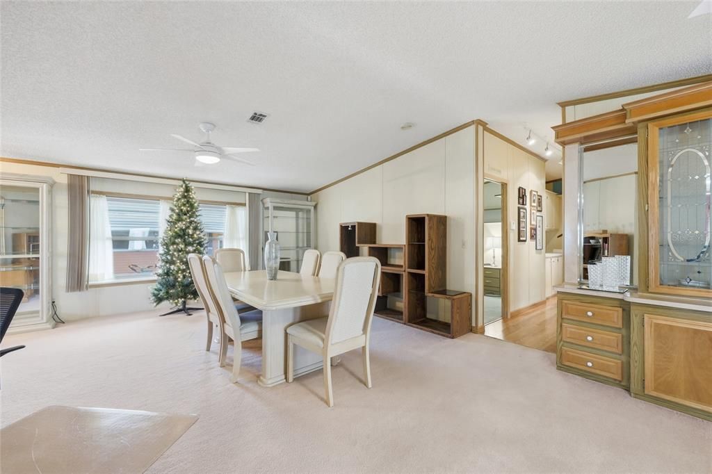 Под контрактом: $215,000 (2 спален, 2 ванн, 1456 Квадратных фут)