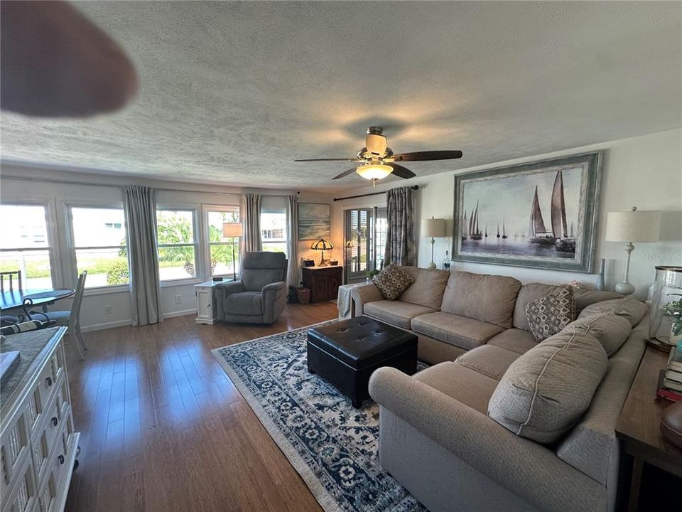 待售: $189,000 (2 贝兹, 2 浴室, 1056 平方英尺)