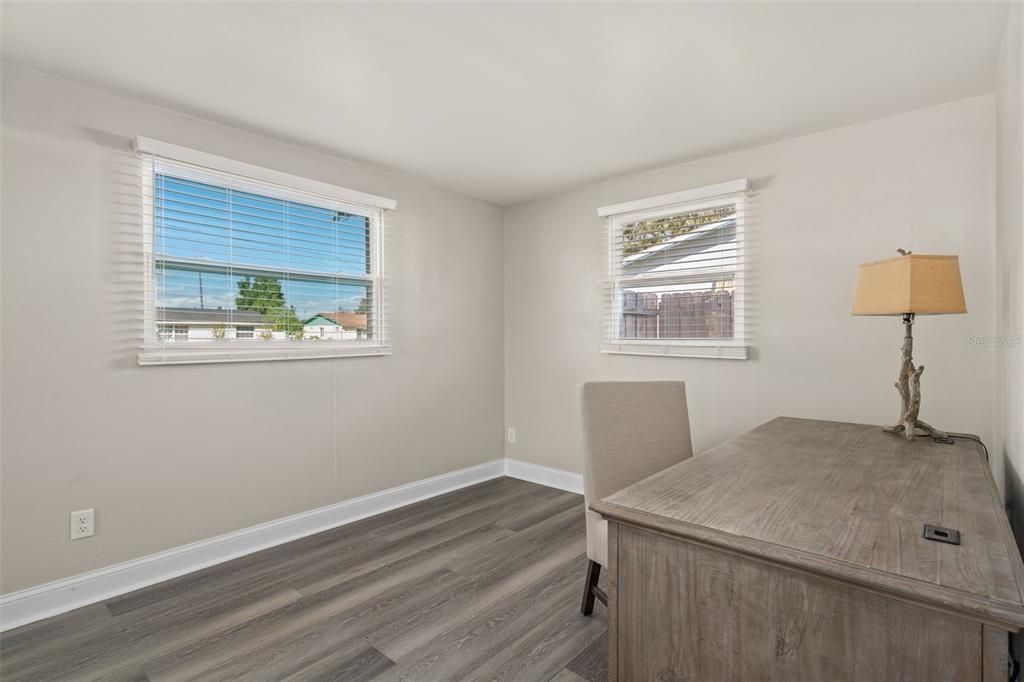 Под контрактом: $299,900 (2 спален, 1 ванн, 858 Квадратных фут)