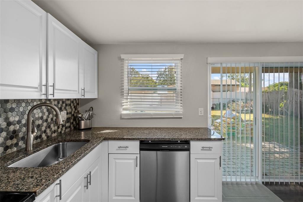 Под контрактом: $299,900 (2 спален, 1 ванн, 858 Квадратных фут)