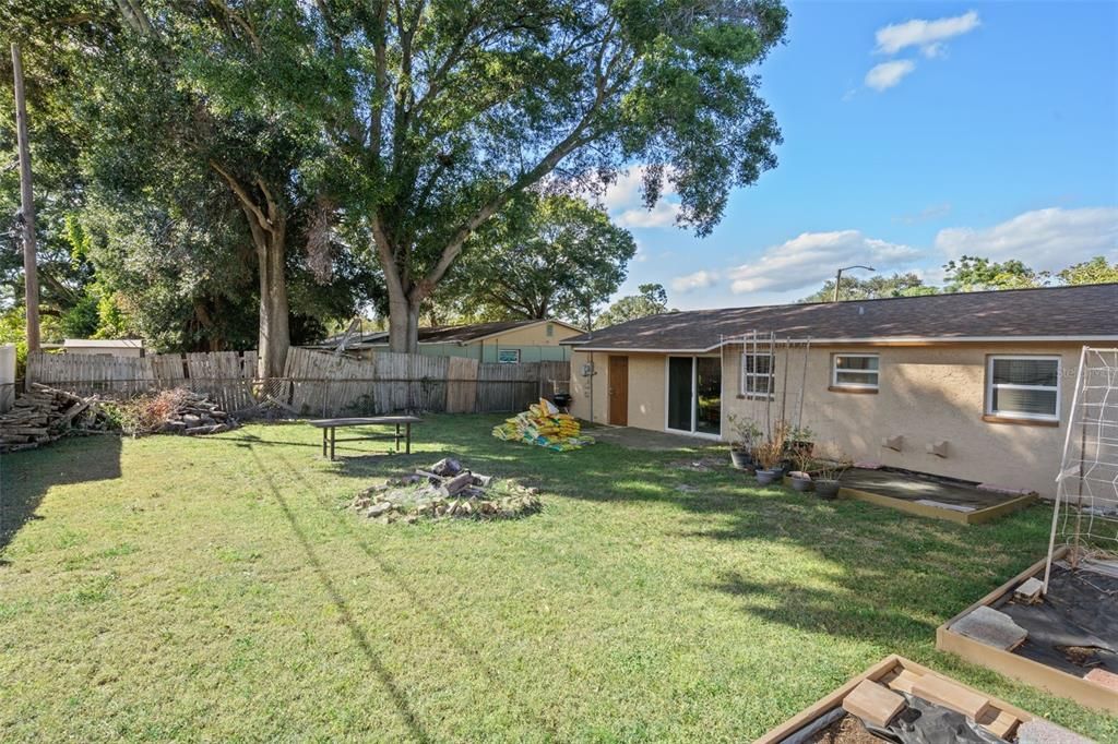 Под контрактом: $299,900 (2 спален, 1 ванн, 858 Квадратных фут)