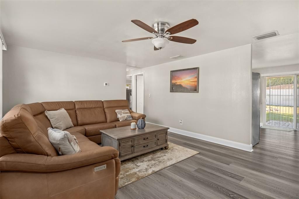 Под контрактом: $299,900 (2 спален, 1 ванн, 858 Квадратных фут)