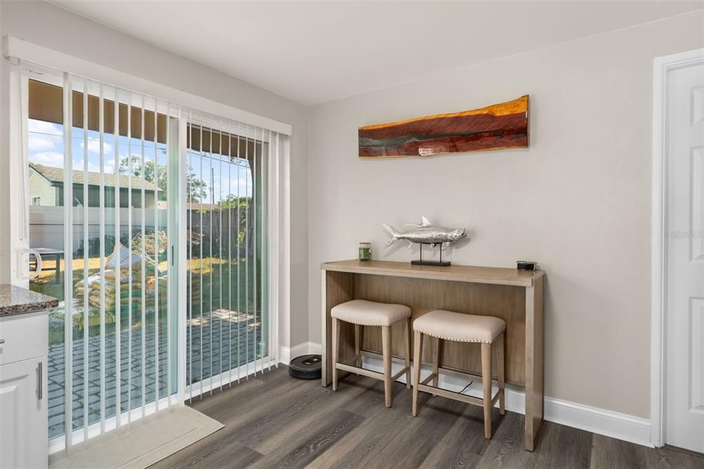 Под контрактом: $299,900 (2 спален, 1 ванн, 858 Квадратных фут)