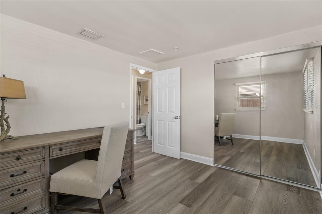 Под контрактом: $299,900 (2 спален, 1 ванн, 858 Квадратных фут)