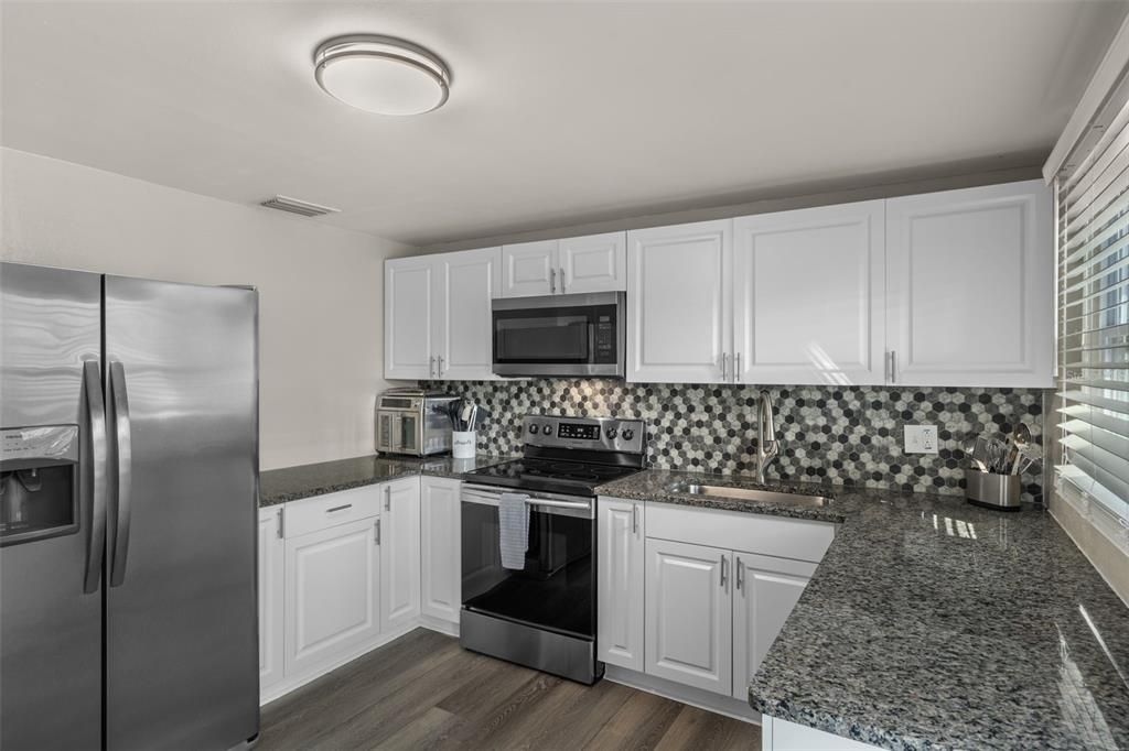 Под контрактом: $299,900 (2 спален, 1 ванн, 858 Квадратных фут)