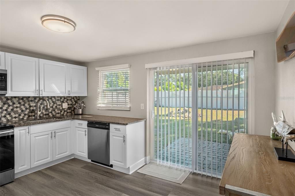 Под контрактом: $299,900 (2 спален, 1 ванн, 858 Квадратных фут)