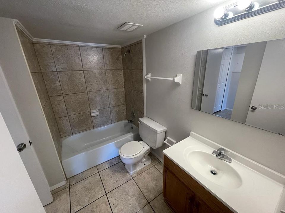 Activo con contrato: $1,100 (1 camas, 1 baños, 825 Pies cuadrados)