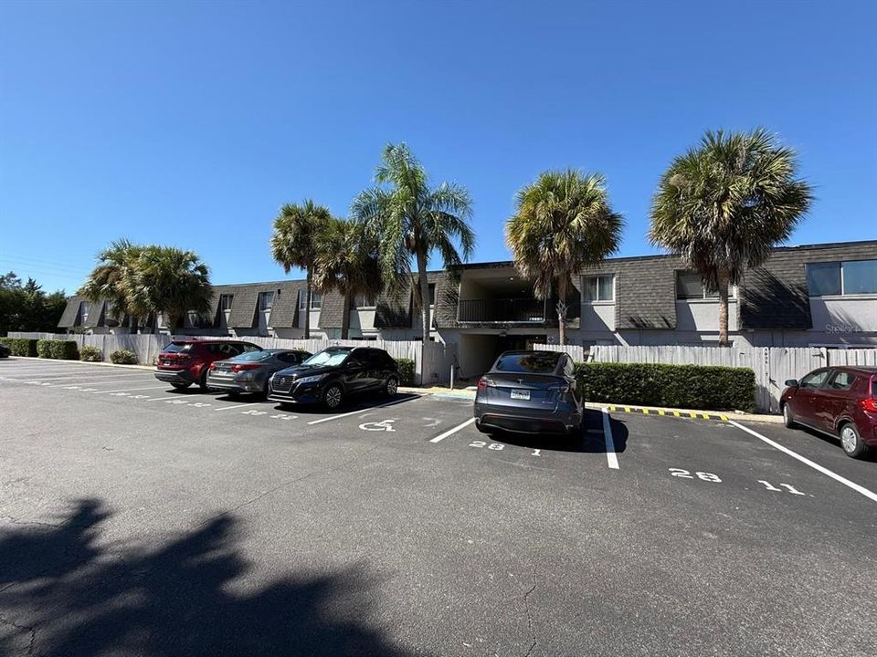 Activo con contrato: $1,100 (1 camas, 1 baños, 825 Pies cuadrados)