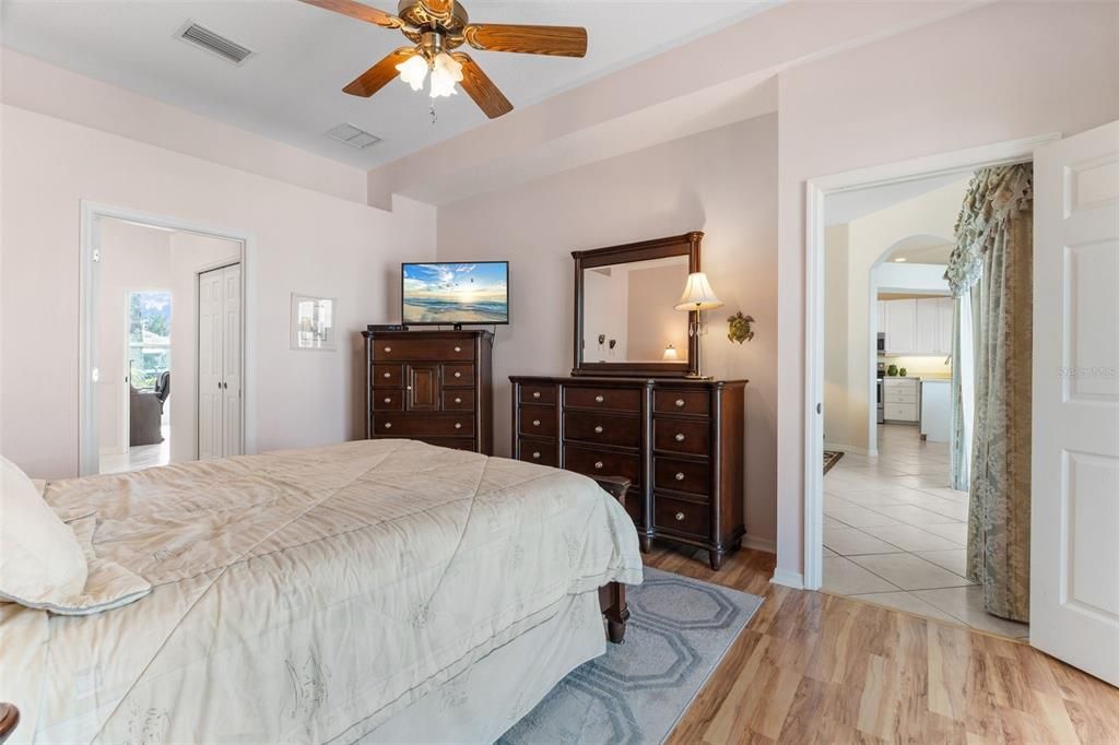 合同活跃: $515,000 (4 贝兹, 3 浴室, 2384 平方英尺)