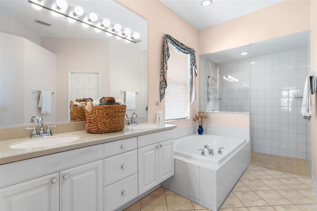 合同活跃: $515,000 (4 贝兹, 3 浴室, 2384 平方英尺)