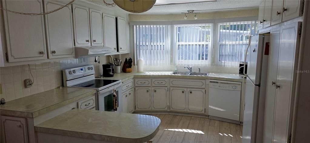 На продажу: $119,900 (2 спален, 2 ванн, 945 Квадратных фут)