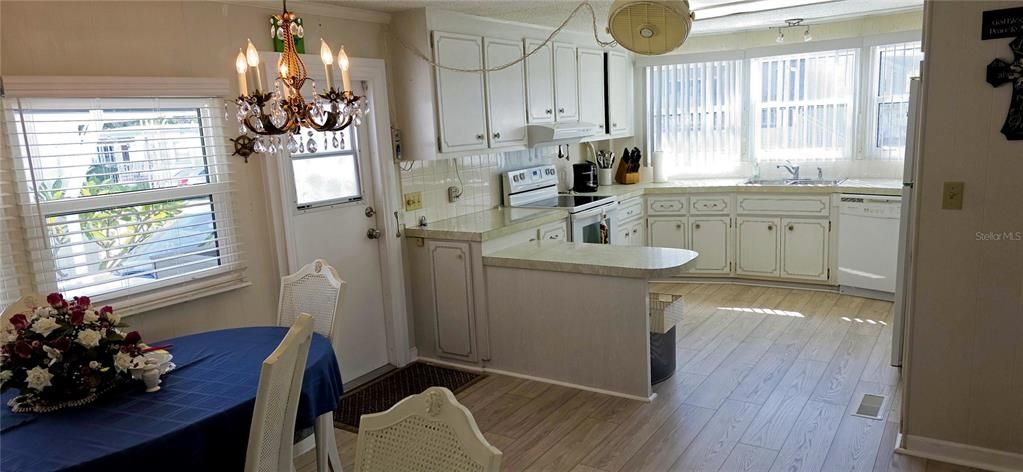 На продажу: $119,900 (2 спален, 2 ванн, 945 Квадратных фут)