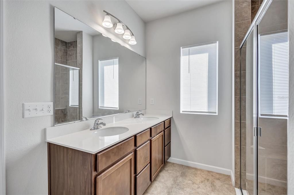 Activo con contrato: $2,300 (3 camas, 2 baños, 1492 Pies cuadrados)