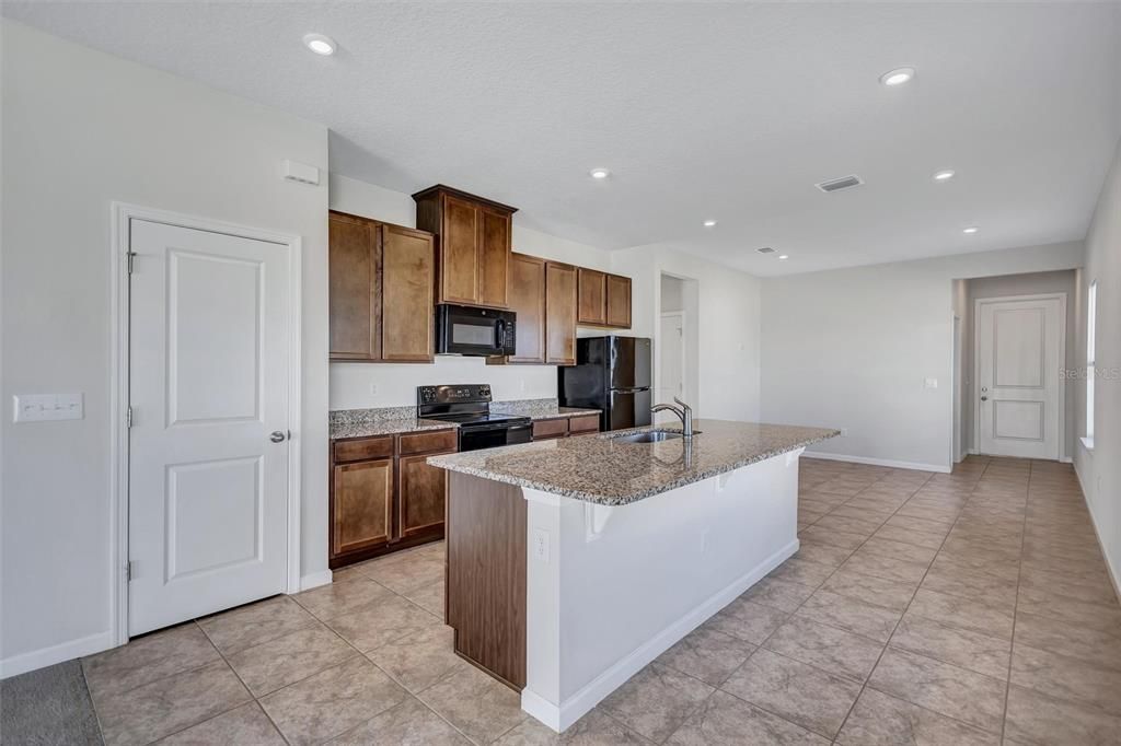 Activo con contrato: $2,300 (3 camas, 2 baños, 1492 Pies cuadrados)