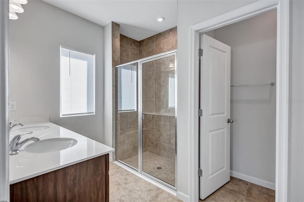 Activo con contrato: $2,300 (3 camas, 2 baños, 1492 Pies cuadrados)