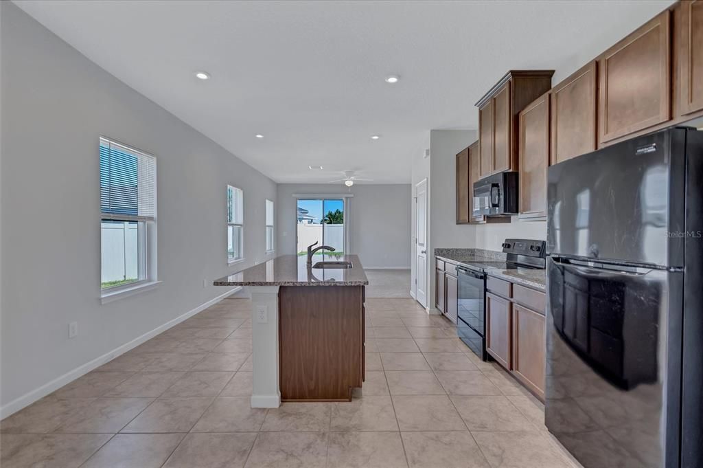 Activo con contrato: $2,300 (3 camas, 2 baños, 1492 Pies cuadrados)