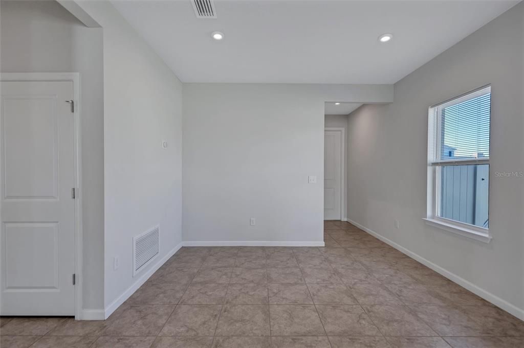 Activo con contrato: $2,300 (3 camas, 2 baños, 1492 Pies cuadrados)