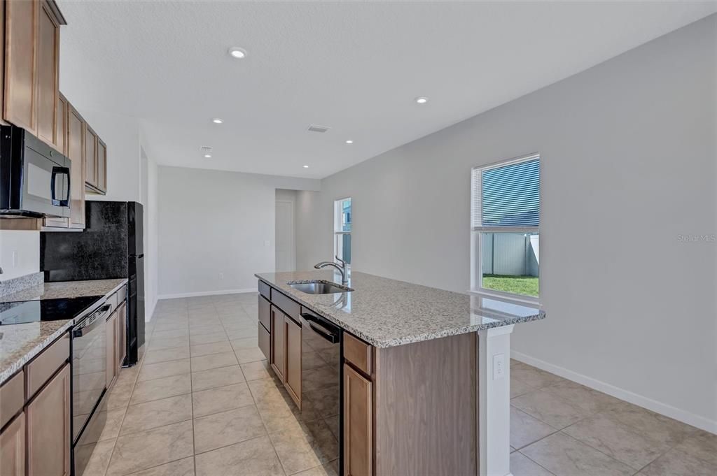 Activo con contrato: $2,300 (3 camas, 2 baños, 1492 Pies cuadrados)