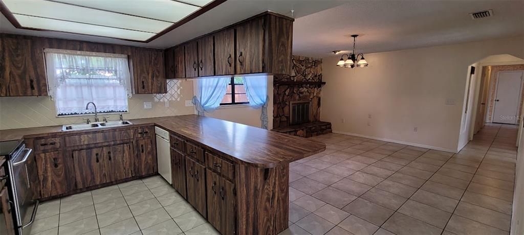 For Sale: $244,900 (3 beds, 2 baths, 1706 Square Feet)